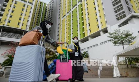 Sejumlah tenaga kesehatan berjalan dengan membawa barang pribadinya keluar dari Rusun Pasar Rumput, Manggarai, Jakarta, Kamis (2/9/2021). Menurut Koordinator Lapangan Medis Rusun Pasar Rumput, Letkol Arjuniansyah sebanyak 92 tenaga kesehatan dikembalikan ke Rumah Sakit Darurat COVID-19 (RSDC) Wisma Atlet Kemayoran dikarenakan Rusun Pasar Rumput dinonaktifkan sementara dalam merawat pasien terkonfirmasi positif tanpa gejala, tapi disiagakan jika terjadi kembali lonjakan COVID-19.