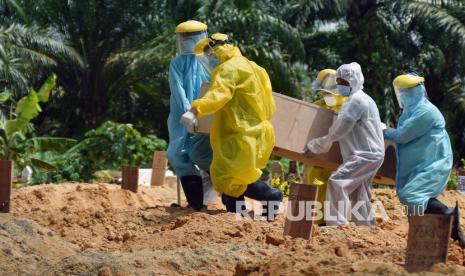 Sejumlah tenaga kesehatan dan penggali kuburan melakukan proses pemakaman dengan protokol kesehatan COVID-19, ilustrasi