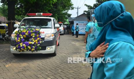 Sejumlah tenaga kesehatan memberikan penghormatan terakhir kepada jenazah rekannya Wulan Ningrum yang meninggal dunia akibat terpapar COVID-19 di Rumah Sakit Umum Daerah (RSUD) Dr. Loekmono Hadi, Kudus, Jawa Tengah, Rabu (2/6/2021). Dari data RSUD Dr. Loekmono Hadi pada 2/6/202, sebanyak 189 tenaga kesehatan terpapar COVID-19 dan satu diantaranya meninggal dunia akibat menangani lonjakan kasus COVID-19 pascalebaran di wilayah itu.