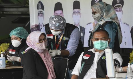 Sejumlah tenaga kesehatan menerima suntikan vaksin CoronaVac, di Stadion Patriot Chandrabhaga, Bekasi, Jawa Barat.beberapa lokasi Vaksinasi Covid Massal seperti di Bekasi yang kemarin sempat dikunjungi oleh Presiden Joko Widodo (Jokowi) yakni Stadion Patriot Candrabhaga, Bekasi, PLN UID Jabar siap memastikan kelistrikannya aman