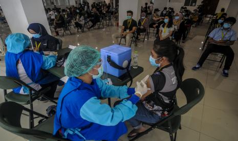 Sejumlah tenaga kesehatan menjalani vaksinasi di Rumah Sakit Darurat (RSD) Wisma Atlet, Jakarta.