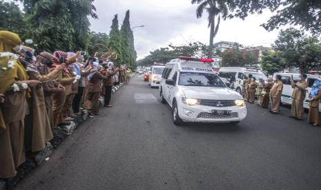 Sejumlah tenaga medis Dinas Kesehatan Kabupaten Bogor memberikan penghormatan terakhir kepada jenazah Kepala Puskesmas Banjarsari Dokter Usman, yang meninggal akibat COVID-19 di Jalan Raya Tegar Beriman, Kabupaten Bogor, Jawa Barat, Senin (26/10/2020). Berdasarkan catatan Pengurus Besar Ikatan Dokter Indonesia (IDI), hingga November ini, sebanyak 282 dokter dan perawat meninggal akibat Covid-19.