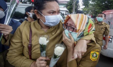 Sejumlah tenaga medis Dinas Kesehatan Kabupaten Bogor terisak tangis saat memberikan penghormatan terakhir kepada jenazah Kepala Puskesmas Banjarsari Dokter Usman, yang meninggal akibat COVID-19 di Jalan Raya Tegar Beriman, Kabupaten Bogor, Jawa Barat, Senin (26/10/2020). Berdasarkan catatan Pengurus Besar Ikatan Dokter Indonesia (PB IDI) sejak Maret hingga Oktober 2020 terdapat total 253 petugas medis dan kesehatan yang wafat akibat terinfeksi Covid-19, jumlah tersebut terdiri dari 141 dokter, 9 dokter gigi, dan 103 perawat