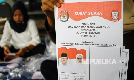 Sejumlah tenaga relawan menyortir kertas suara Pilkada Wali Kota dan Wakil Wali Kota Makassar, di kantor KPU Makassar, Sulawesi Selatan, Rabu (13/6).