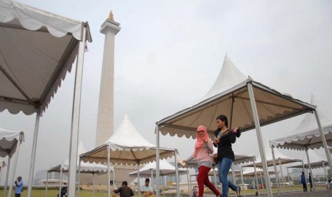 Sejumlah tenda untuk stand telah terpasang sebagai persiapan jelang Pekan Rakyat Jakarta (PRJ) di lapangan silang Monas, Jakarta Pusat, Jumat (6/6).