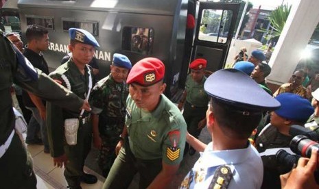 Sejumlah terdakwa anggota Kopassus penyerang tahanan Lapas 2B tiba di Pengadilan Militer II-11 Yogyakarta, Bantul, Yogyakarta, Kamis (20/6). 