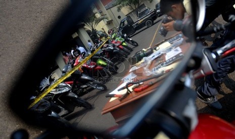 Tersangka beserta barang bukti kasus curanmor diperlihatkan petugas kepolisian.  (Republika/Prayogi)