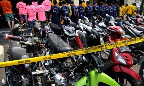   Sejumlah tersangka berserta barang bukti kasus curanmor diperlihatkan petugas kepolisian di halaman Polres Jakarta Utara, Senin (2/12).  (Republika/Prayogi)