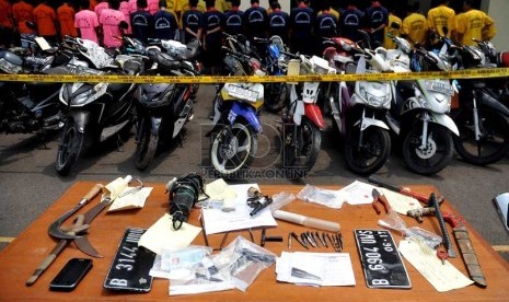   Sejumlah tersangka berserta barang bukti kasus curanmor diperlihatkan petugas kepolisian di halaman Polres Jakarta Utara, Senin (2/12).  (Republika/Prayogi)