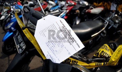   Sejumlah tersangka berserta barang bukti kasus curanmor   (Republika/Prayogi)