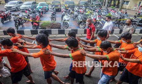 Sejumlah tersangka dan barang bukti diperlihatkan saat rilis kasus pencurian kendaraan bermotor (curanmor).