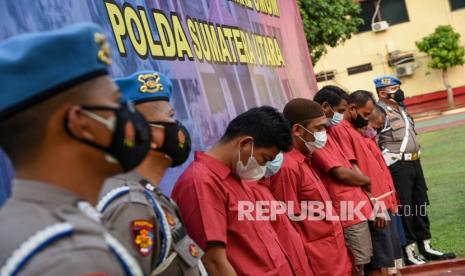 Polisi hadirkan tersangka kasus penyelundupan pekerja migran ilegal di Markas Polda Sumatra Utara, Kota Medan, Kamis (13/1/2022). 