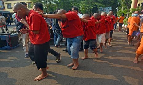 Sejumlah tersangka kasus judi daring dan konvensional digiring anggota Ditreskrim Polda Banten saat ekspos di Serang, Banten, Kamis (25/8/2022). Jajaran Polda Banten berhasil menangkap 89 orang tersangka pelaku perjudian, dua orang bandar dan seorang pengelola situs judi online. 