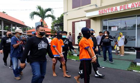 Ilustrasi polisi mengamankan pelaku begal.