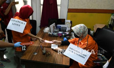 Sejumlah tersangka melakukan adegan rekonstruksi dari praktik aborsi ilegal di klinik kawasan Raden Saleh, Jakarta, Rabu (19/8/2020). Polda Metro Jaya menggelar rekonstruksi sebanyak 41 adegan dari 17 tersangka praktik aborsi ilegal yang merupakan pengembangan kasus pembunuhan pengusaha roti asal Taiwan Hsu Ming-Hu oleh sekretarisnya berinisial SS di Cikarang, Kabupaten Bekasi, Jawa Barat. 