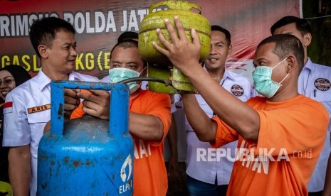 Sejumlah tersangka memperagakan cara mengoplos elpiji saat pengungkapan kasus pengoplosan elpiji bersubsidi dari tabung gas 3 kilogram ke tabung gas non subsidi 5,5 kilogram dan 12 kilogram di Semarang, Jawa Tengah. Bukan hanya di Semarang, kasus pengoplosan gas subsidi ke tabung gas nonsubsidi juga terjadi di Sukabumi.