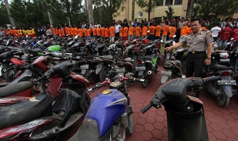  Kapolda Sumut Irjen Pol. Eko Hadi Sutedjo memperlihatkan sejumlah pelaku pencurian motor dengan kekerasaan beserta barang bukti kejahatan mereka saat gelar kasus di Mapolda Sumatera Utara, Medan, Jumat (6/3).  (Antara/Septianda Perdana)