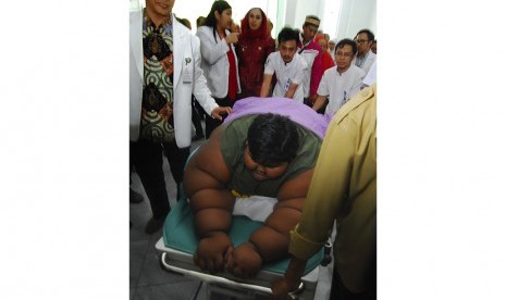 Sejumlah tim dokter membawa Arya Permana (10), anak dengan 'Severe Obesity' atau Kegemukan yang amat sangat untuk dirawat di Rumah Sakit Hasan Sadikin (RSHS), Bandung, Jawa Barat, Senin (11/7). 