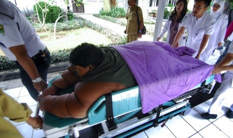 Sejumlah tim dokter membawa Arya Permana (10), anak dengan 'Severe Obesity' atau Kegemukan yang amat sangat untuk dirawat di Rumah Sakit Hasan Sadikin (RSHS), Bandung, Jawa Barat, Senin (11/7).