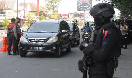 Sejumlah tim gabungan memeriksa dokumen pengendara saat penyekatan di perbatasan daerah Jawa Tengah - Daerah Istimewa Yogyakarta, Prambanan. 