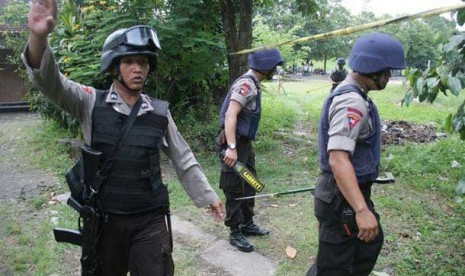 Sejumlah tim Gegana Polda DIY memeriksa bekas ledakan di jl Kenari, Kota Yogyakarta, Selasa (17/4). 