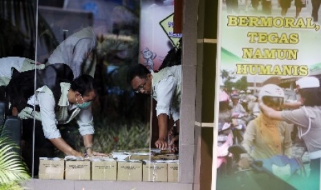  Sejumlah Tim Penyidik KPK memeriksa dokumen di Kantor Korps Lalu Lintas Mabes Polri di Jakarta, Selasa (31/7). 