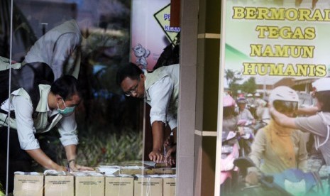 Sejumlah Tim Penyidik KPK memeriksa dokumen di Kantor Korps Lalu Lintas Mabes Polri di Jakarta, Selasa (31/7). Pemeriksaan dokumen tersebut berkaitan dengan dugaan korupsi pengadaan simulator SIM.