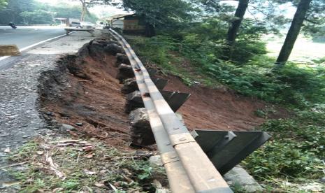 Sejumlah titik di Kabupaten Sumedang, tepatnya di Kecamatan Pamulihan, mengalami longsor dan pergeseran tanah