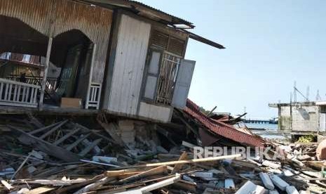 Sejumlah toko dan gudang yang rusak akibat diterjang gempa dan tsunami berkekuatan 7,4 SR di kawasan Pergudangan Kabupaten Donggala, Sulteng, Senin (1/10). 