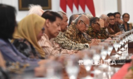 Sejumlah tokoh dan budayawan mengikuti pertemuan dengan Presiden Joko Widodo di Istana Merdeka, Jakarta, Kamis (26/9/2019). 