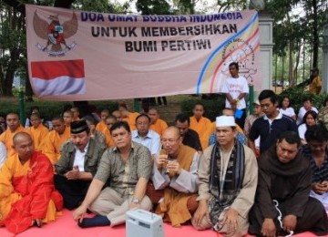  Sejumlah tokoh dan jamaah lintas agama melakukan aksi doa bersama di depan Istana Presiden, Jakarta.