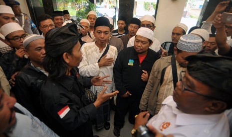 Sejumlah tokoh Hindu dan Islam Bali berdiskusi saat melaporkan Front Pembela Islam (FPI) ke Polda Bali, Senin (16/1).