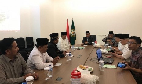 Sejumlah tokoh 'kota wali'Cirebon, mendatangi Wakil Ketua Umum Pengurus Pusat Dewan Masjid Indonesia (DMI), Komjen Pol Drs H Syafruddin MSi, Sabtu (31/3), di Kantor Pusat DMI, Jalan Jenggala, Jakarta Selatan. 