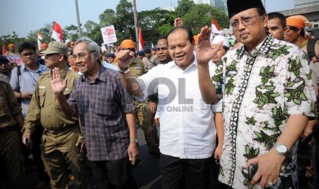    Sejumlah tokoh lintas agama diantaranya dari kiri, Sabam Sirait, Hidayat Nurwahid dan Slamet Effendi Yusuf ikut dalam aksi protes film anti Islam di depan Kedubes AS, Jakarta, Ahad (30/9).  (Aditya Pradana Putra/Republika)