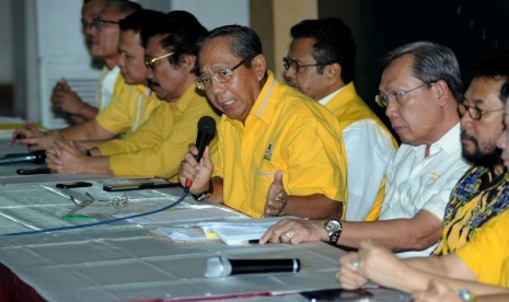 Sejumlah tokoh lintas generasi Partai Golkar yang diwakili tokoh senior Ginandjar Kartasasmita memberikan keterangan pers di Jakarta, Selasa (15/7).