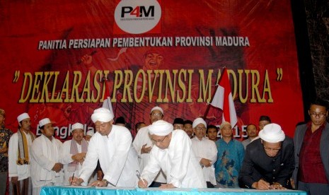 Sejumlah tokoh masyarakat menandatangi naskah Panitia Persiapan Pembentukan Provinsi Madura (P4M), saat Deklarasi P4M di Gedung Rato Ebuh, Bangkalan, Jatim, Selasa (10/11).