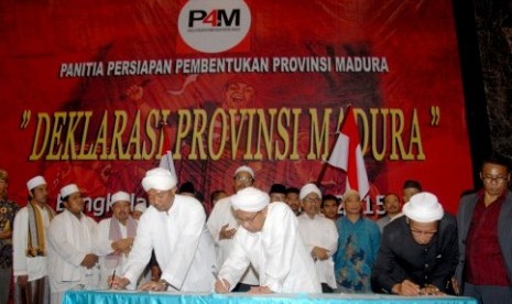 Sejumlah tokoh masyarakat menandatangi naskah Panitia Persiapan Pembentukan Provinsi Madura (P4M), saat Deklarasi P4M di Gedung Rato Ebuh, Bangkalan, Jatim, Selasa (10/11)