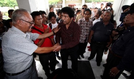 Sejumlah Tokoh Masyarakat Nusa Tenggara Timur (NTT) melakukan koordinasi untuk pemulangan jenazah korban penembakan di RS. Dr. Sardjito, Yogyakarta, Ahad(24/3). 