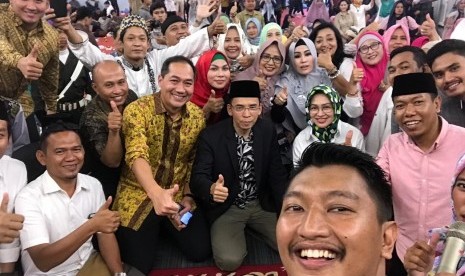 Sejumlah tokoh seperti TGB M Zainul Majdi, Wali Kota Tangerang Selatan Airin Rahmi Diany, Menteri Perdagangan periode 2009-2014 M Lutfi dan Penggagas Rabu Hijrah ArIef Rosyid berpose bersama peserta Rabu Hijrah.