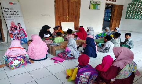 Sejumlah TPQ di Desa Karanganyar kembali dibuka. Salah satunya adalah TPQ Binaan Rumah Zakat, TPQ Nurul Iman Karanganyar yang memiliki santri lebih dari 30 anak. Suasana Masjid Nurul Iman di Jalan Slamet Riyadi Desa Karanganyar sudah ramai. Tampak raut bahagia anak-anak saat menyambut relawan Rumah Zakat, Senin (14/9).