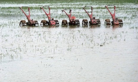 Sejumlah traktor tidak bisa difungsikan akibat terendam air yang menggenangi lahan persawahan, di wilayah Maos, Cilacap, Jateng, Sabtu (7/10). 