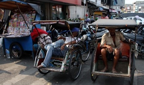 Sejumlah transportasi becak berderet menunggu penumpang di Jalan Ki Samaun Pasar Lama, Kota Tangerang, Banten, Selasa (9/10).