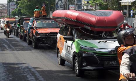 Sejumlah transportasi sarana kesiapsiagaan bencana berkonvoi memperingati Hari Kesiapsiagaan Bencana di Purwokerto, Banyumas, Jateng, Senin (26/4/2021). BPBD Memperingati Hari Kesiapsiagaan Bencana, Kabupaten Banyumas melakukan apel dengan konvoi transportasi sarana kesiapsiagaan bencana dan membunyikan sirine keliling kota.