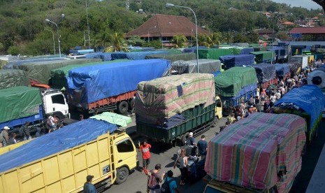 Sejumlah truk angkutan barang menunggu jadwal keberangkatan menggunakan kapal feri di pelabuhan. ilustrasi