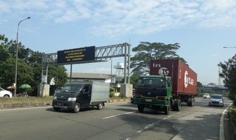 Sejumlah truk barang masih melintasi ruas jalan tol Purwakarta-Bandung-Cileunyi (Purbaleunyi) pada Jumat (8/6). Hal itu tetap terjadi meski telah dikeluarkan imbauan pada truk barang untuk tidak melintas jelang puncak arus mudik. 