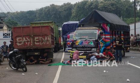 Sejumlah truk berhenti di jalan saat aksi demo menutup jalan Pantura di Jalan Pantura Banyuputih hingga Subah, Kabupaten Batang, Jawa Tengah, Selasa (22/2/2022). Dalam aksi itu, sopir dan pengusaha truk menolak kebijakan pemerintah terkait pembatasan dan pelarangan truk Over Dimension Over Loading (ODOL) atau kelebihan dimensi dan muatan yang dapat merugikan mereka dengan aksi memblokade jalan Pantura Banyuputih-Subah hingga menyebabkan kemacetan sepanjang sekitar 2-3 kilometer dari Arah Jakarta menuju Semarang dan sebaliknya. 