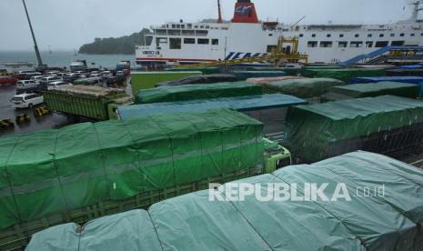 [Ilustrasi] Sejumlah truk dan kendaraan pribadi yang akan menyeberang ke Sumatera antre di Dermaga V Pelabuhan Merak, Banten.