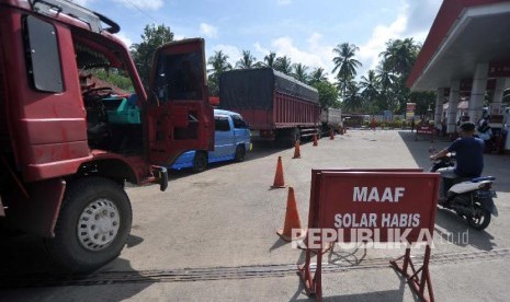 Sejumlah truk diparkir saat menunggu pasokan Bahan Bakar Minyak (BBM) jenis solar yang habis, di SPBU Solok, Sumatera Barat, Sabtu (16/11/2019). PT Pertamina MOR I menyalurkan tambahan pasokan solar untuk mengurai antrean panjang pengisian BBM, dari 1 juta liter per hari menjadi 1,3 juta liter per hari di 111 SPBU di provinsi itu. 