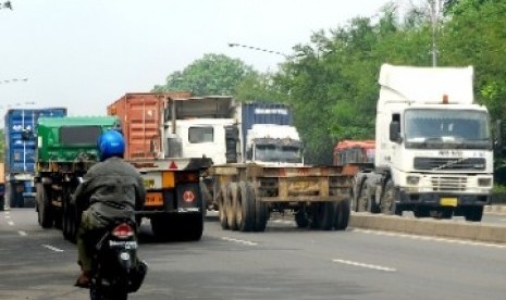 Sejumlah truk kontainer melintas di jalan Cilincing Raya, Jakarta Utara, Sabtu (15/1). 