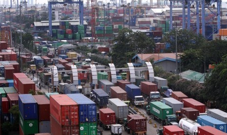  Sejumlah truk kontainer terjebak kemacetan di sekitar Pelabuahan Peti kemas, Tanjung Priok, Jakarta Utara. 